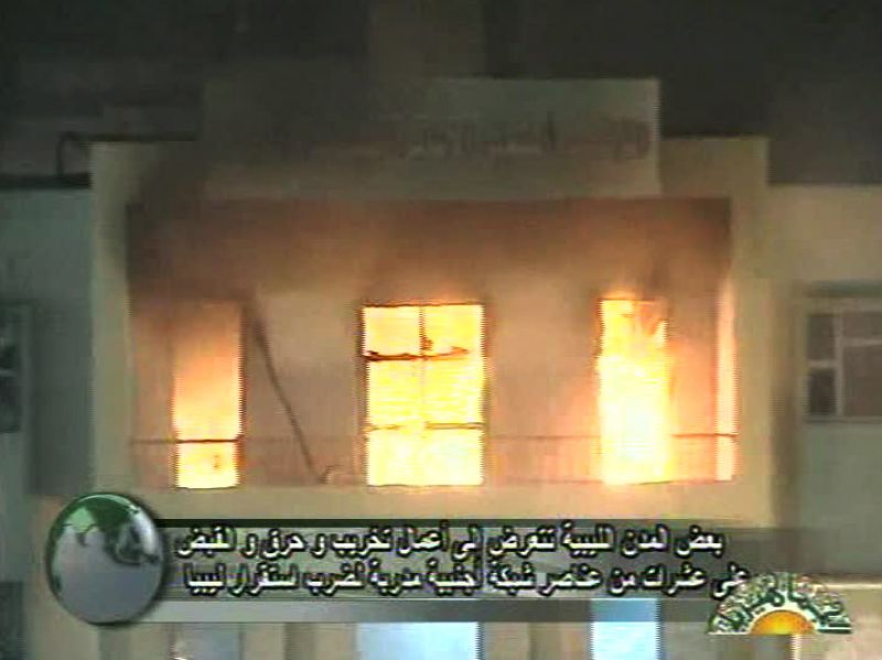 la sede del governo libico in fiamme